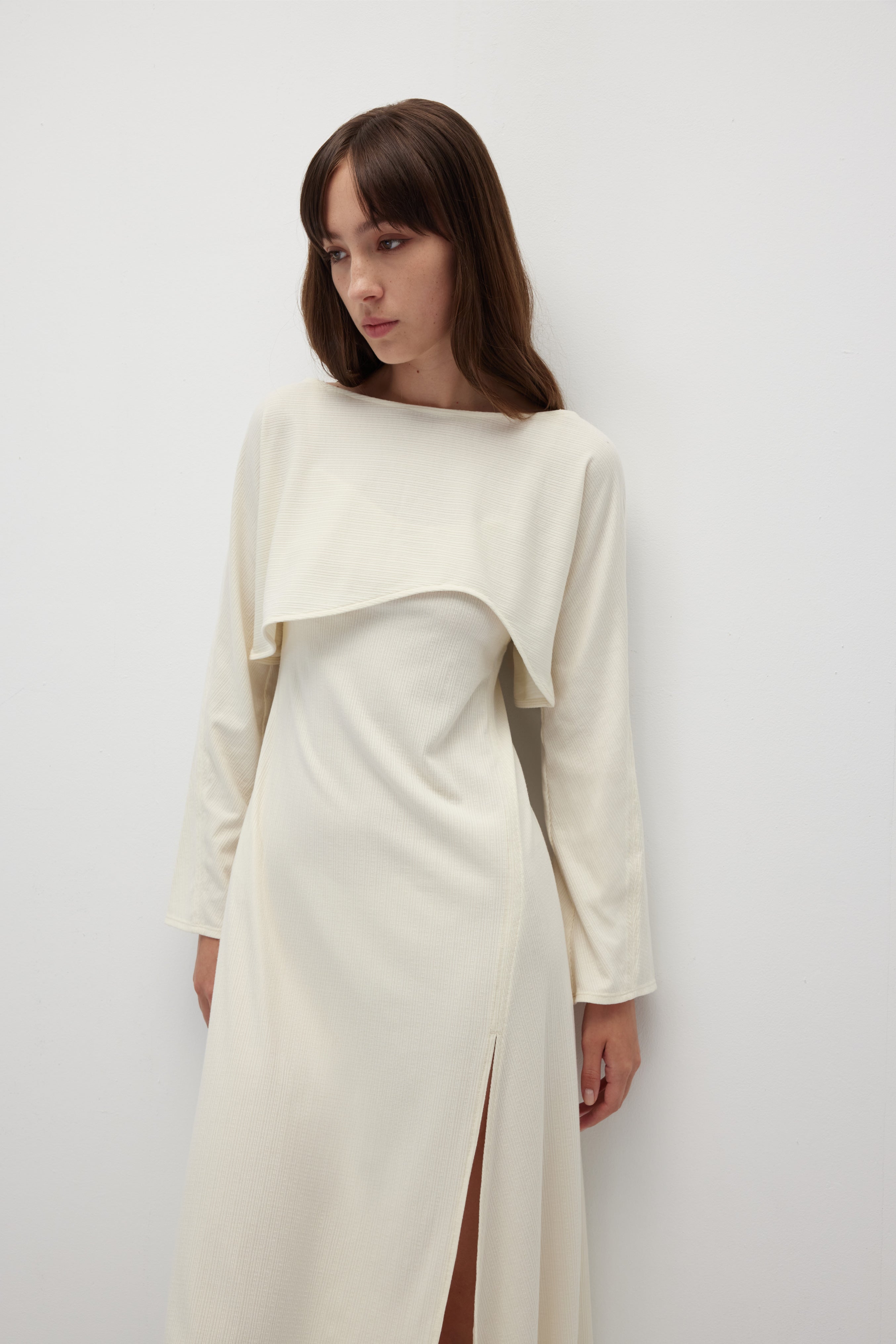 不對稱休閒罩衫與細肩帶開衩洋裝組