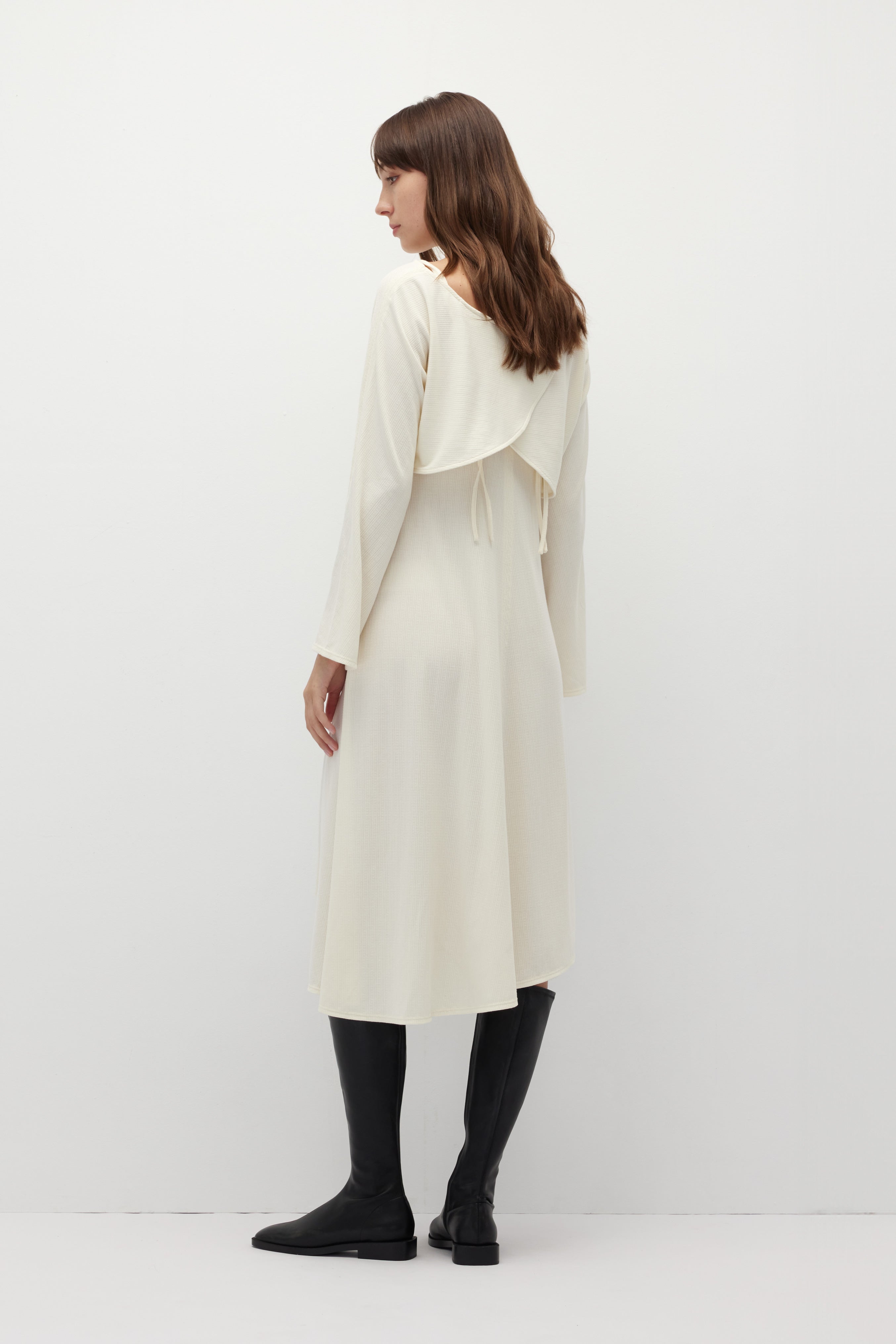 不對稱休閒罩衫與細肩帶開衩洋裝組