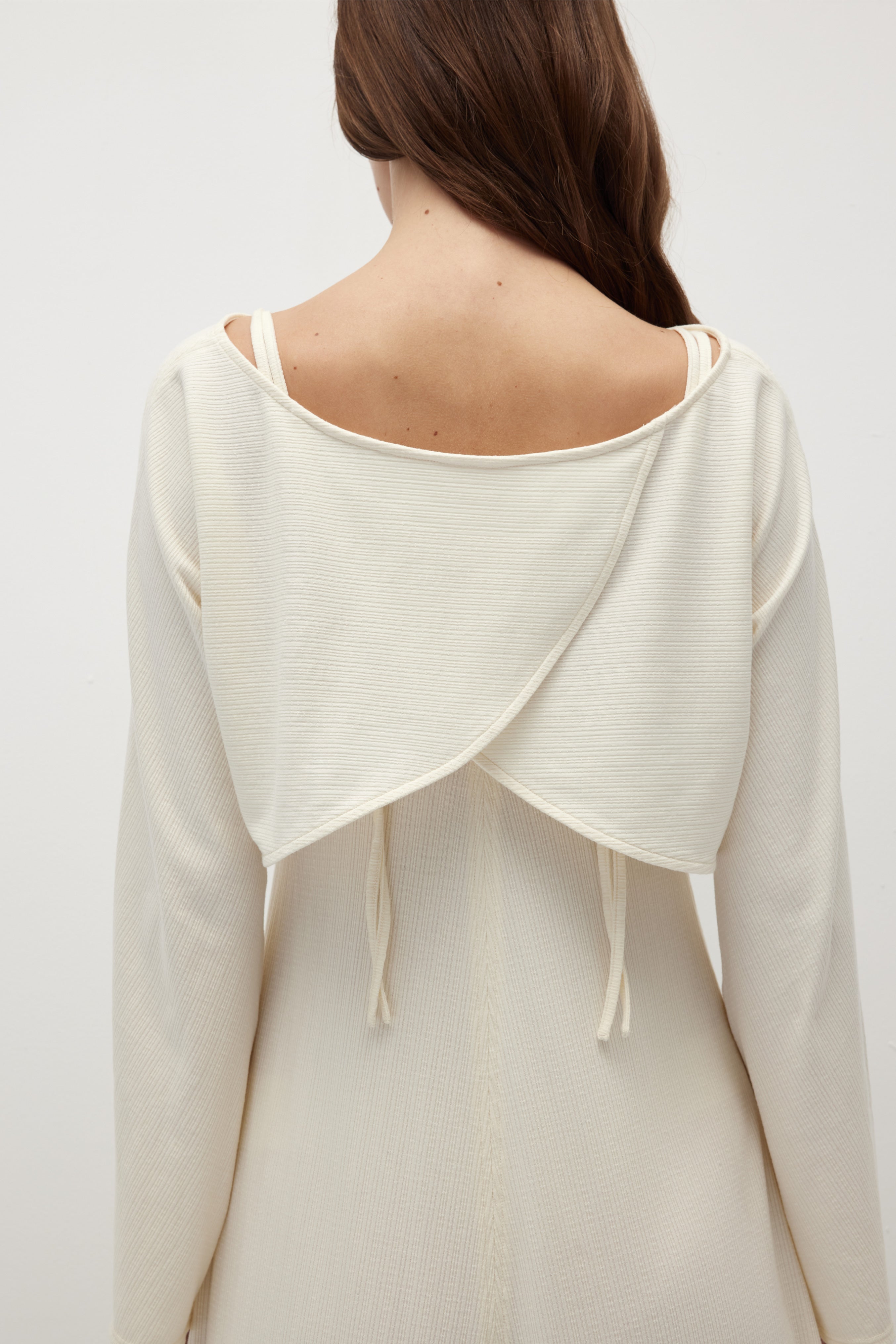 不對稱休閒罩衫與細肩帶開衩洋裝組