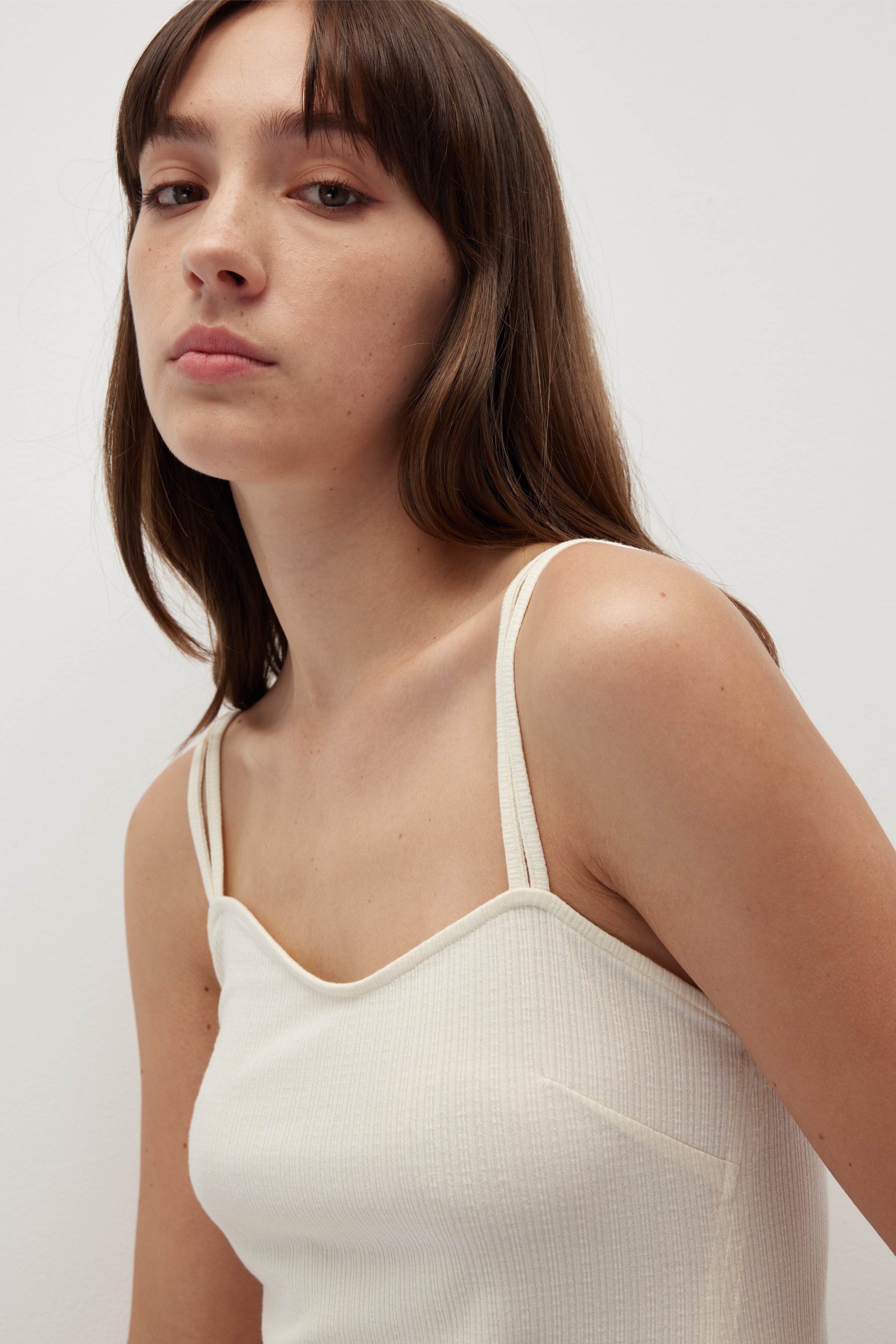 不對稱休閒罩衫與細肩帶開衩洋裝組