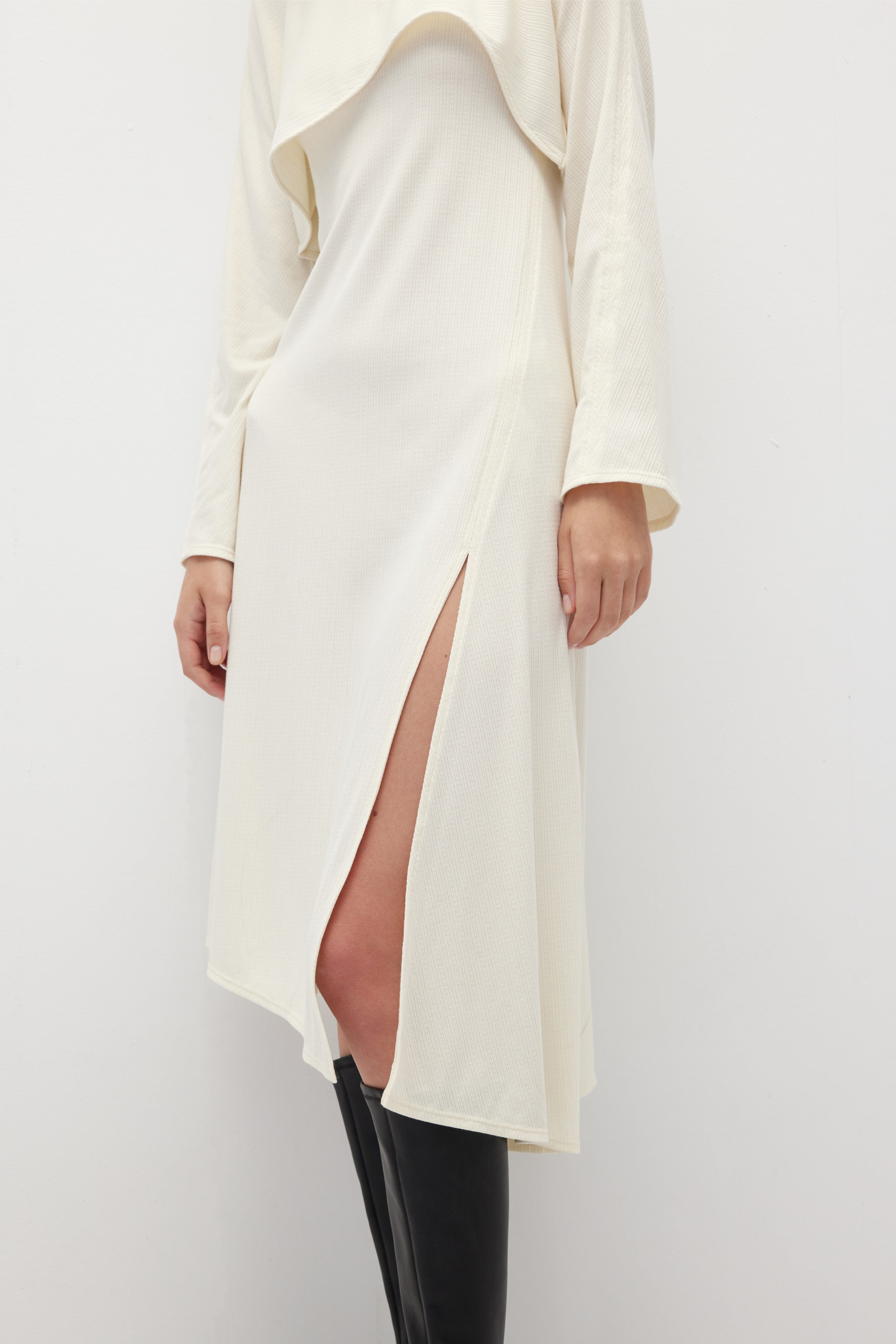 不對稱休閒罩衫與細肩帶開衩洋裝組