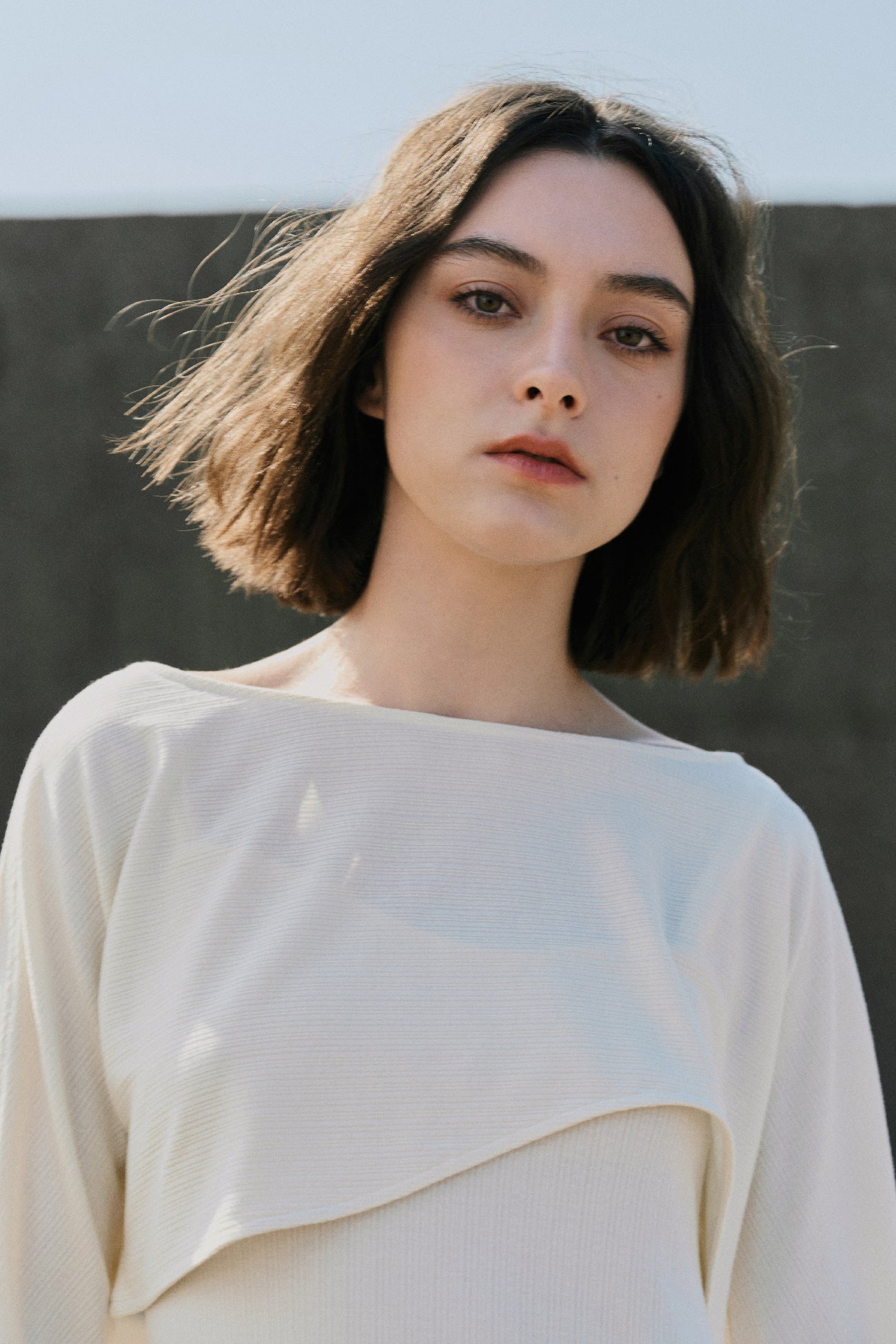 不對稱休閒罩衫與細肩帶開衩洋裝組