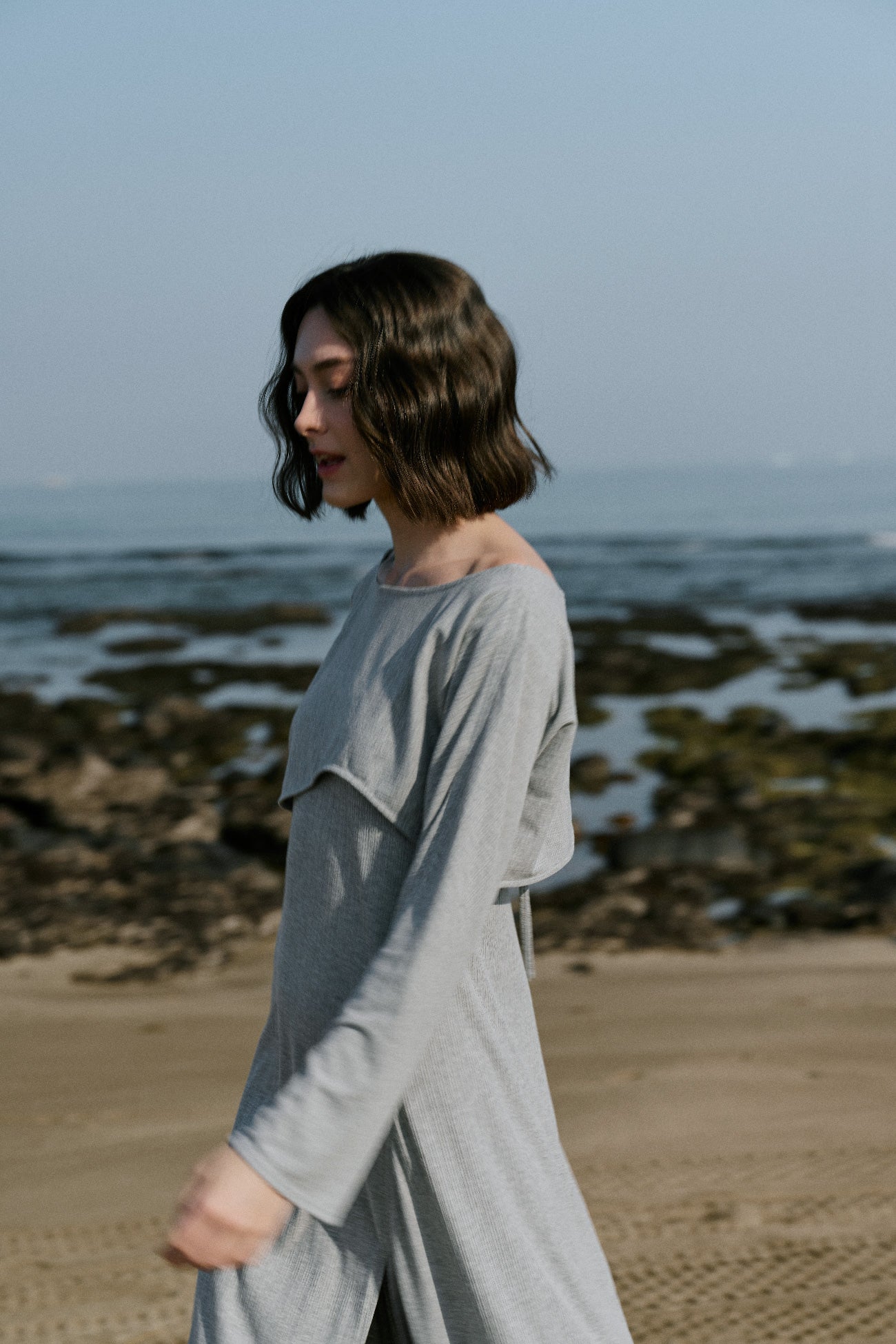 不對稱休閒罩衫與細肩帶開衩洋裝組