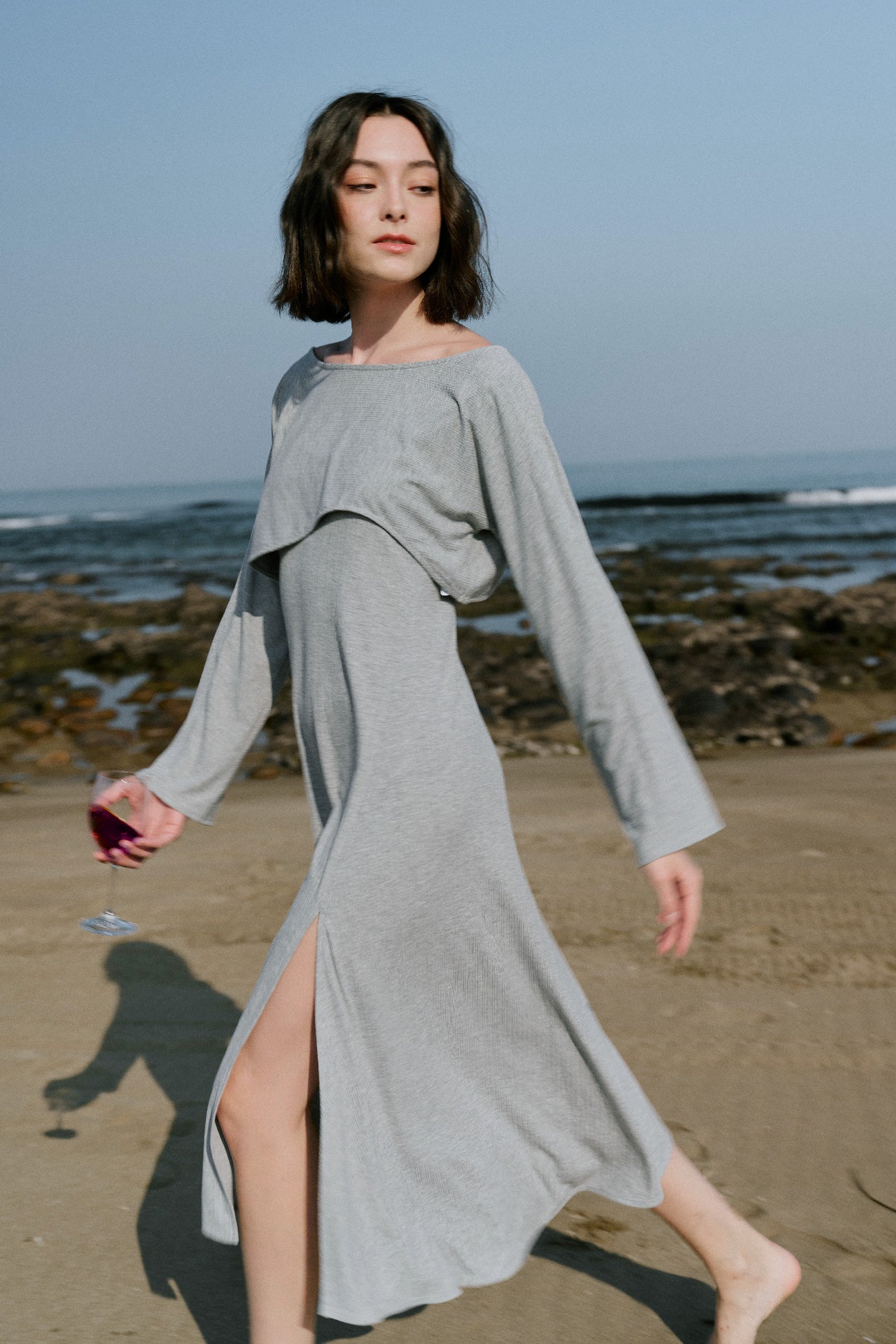 不對稱休閒罩衫與細肩帶開衩洋裝組