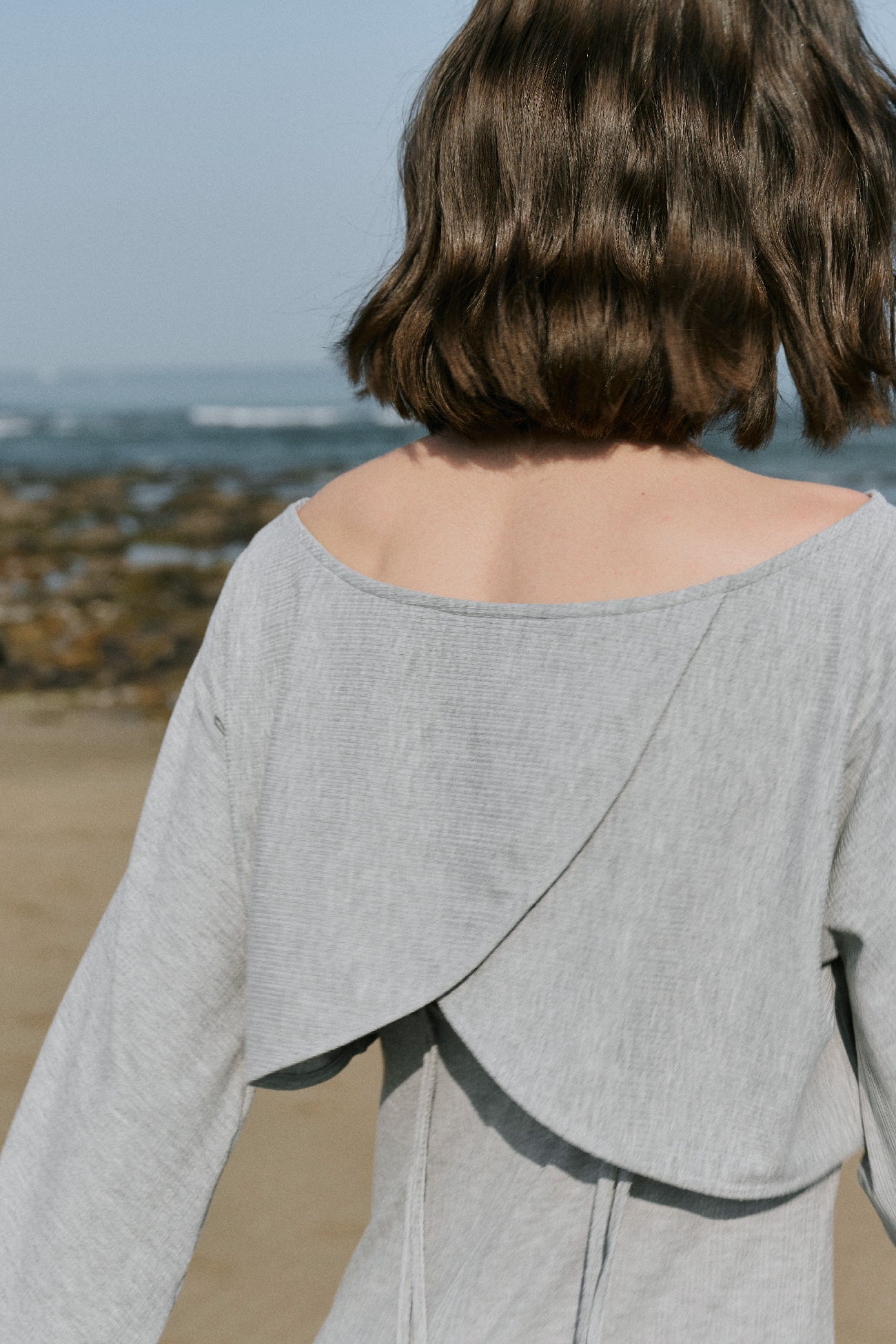 不對稱休閒罩衫與細肩帶開衩洋裝組