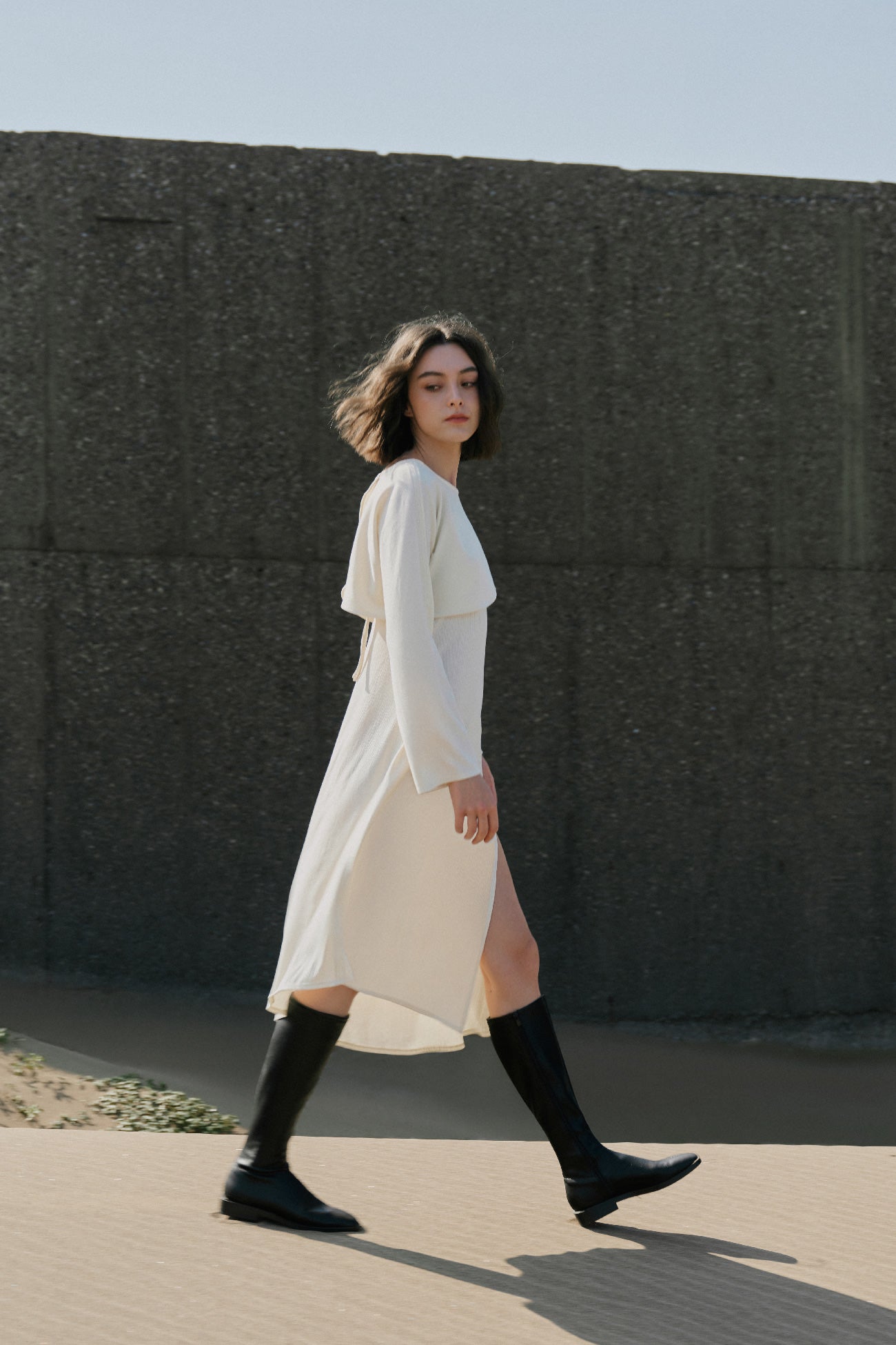 不對稱休閒罩衫與細肩帶開衩洋裝組